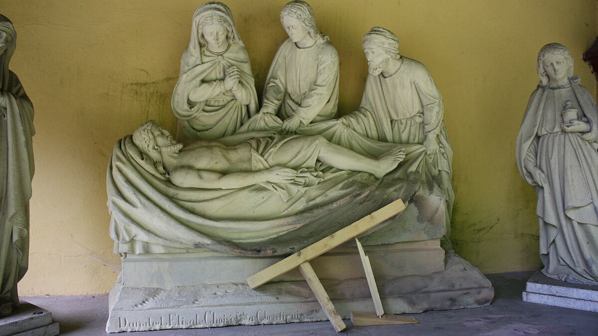 Kreuzkapelle Lorch - Figurengruppe "Grablegung Christi" wieder hergestellt