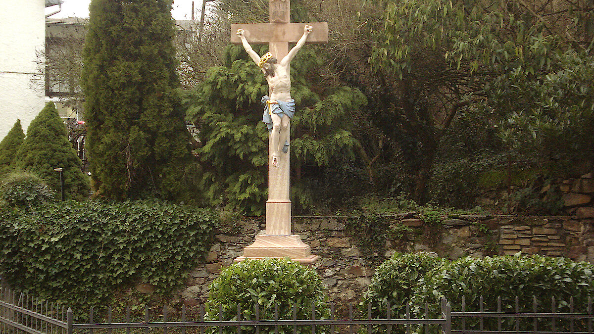 Restauriertes Kreuz zurück
