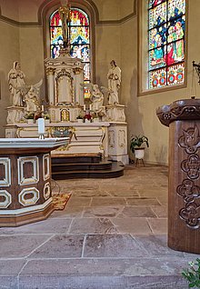 Ambo und Altar