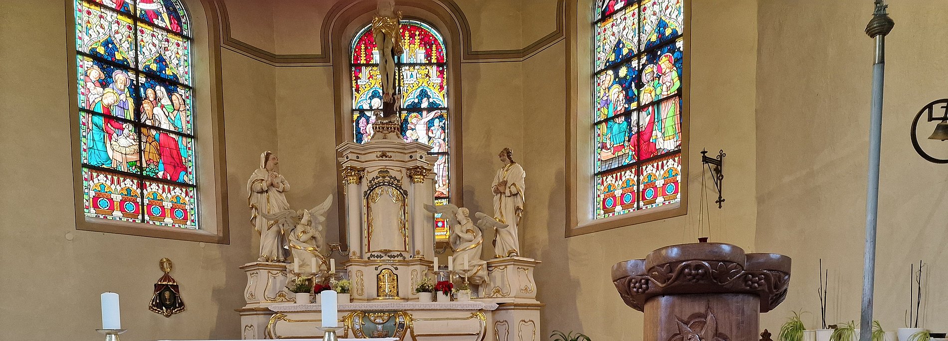 Ambo und Altar