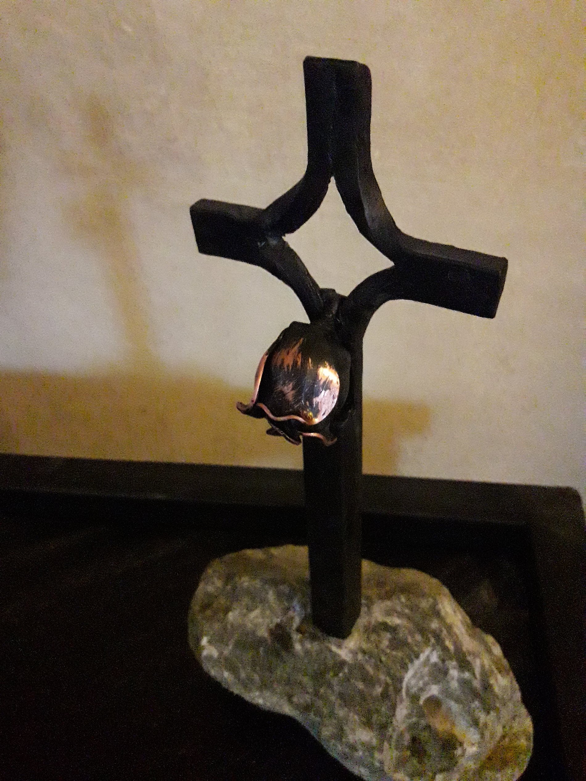 Kreuz mit geneigter Rose Kreuz mit geneigter Rose
