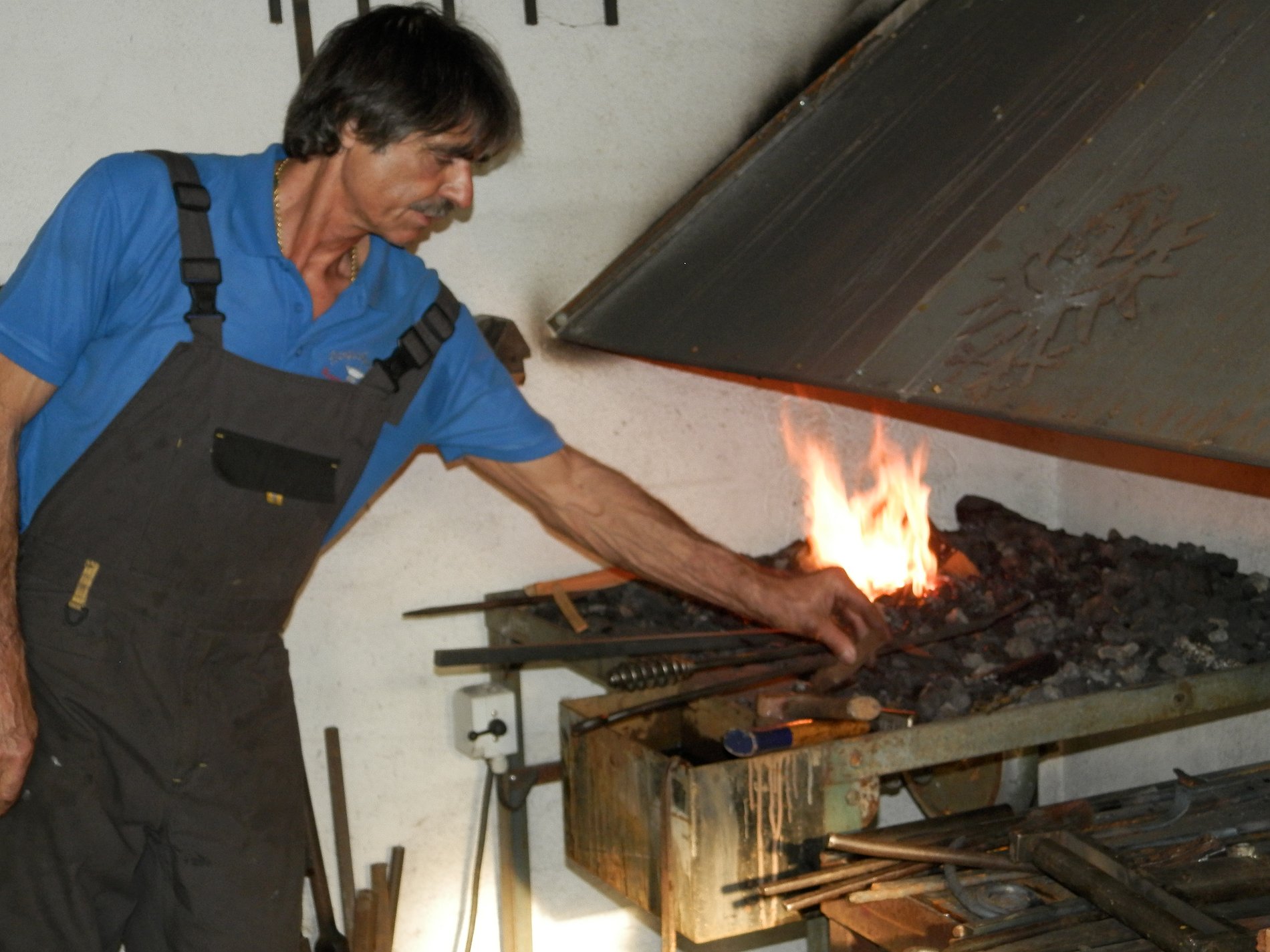 Alfred Müller beim Schmiedefeuer Beim Schmiedefeuer