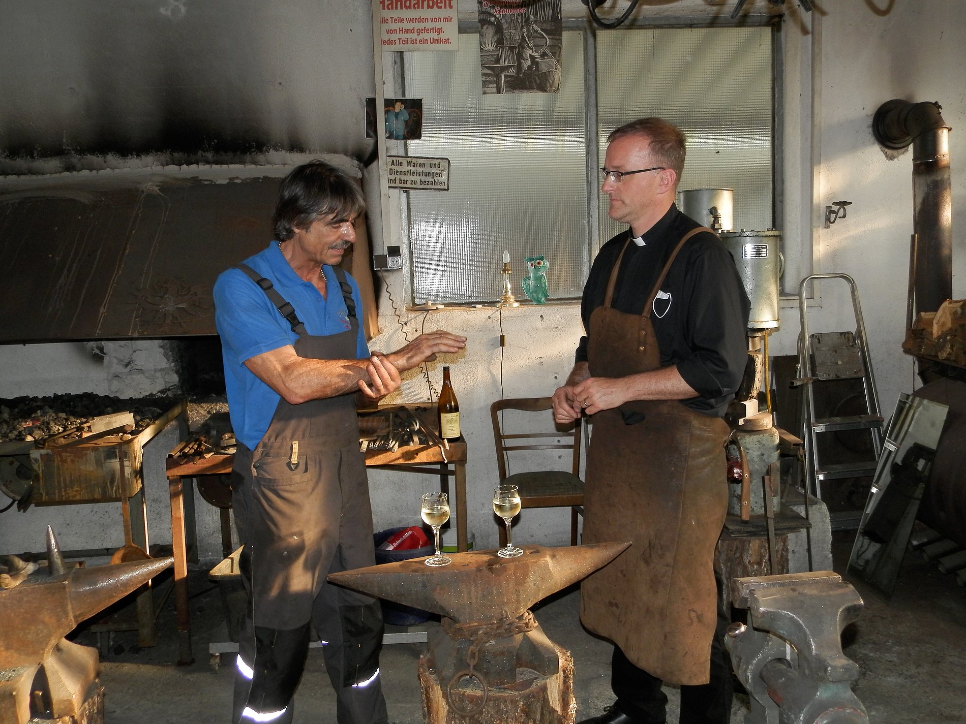 Alfred Müller und Pfarrer Fischer in der Schmiede In der Schmiede
